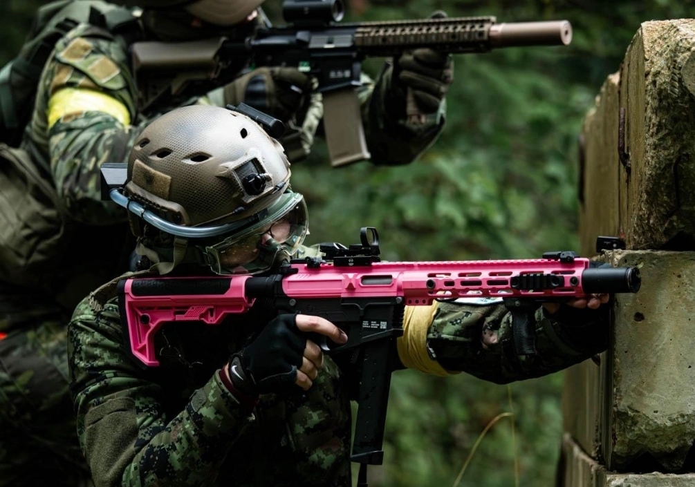 Airsoft rekvisiitide üleandmine filmimeeskonnale